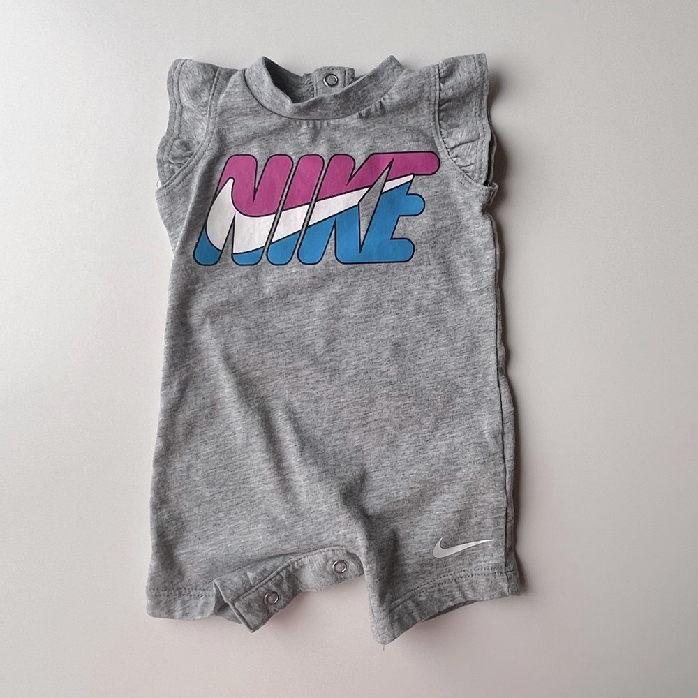 Nike baby girl romper size newborn EUC
